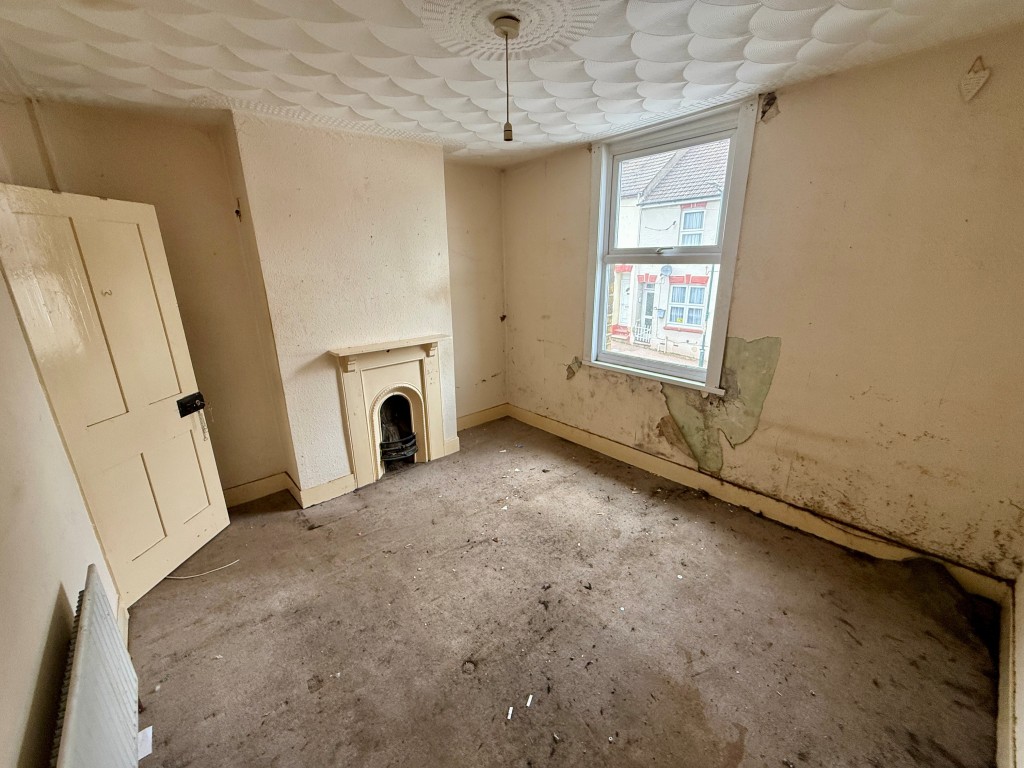 Lot: 162 - MID-TERRACE HOUSE FOR IMPROVEMENT - Bedroom one